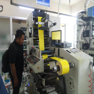 Indonesian engineer participates in flexo printing machine training program.